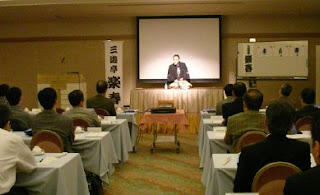 講演会講師・三遊亭楽春のカスタマーサービス講演会の風景。 講演会講師・三遊亭楽春のカスタマーサービス講演会の風景。