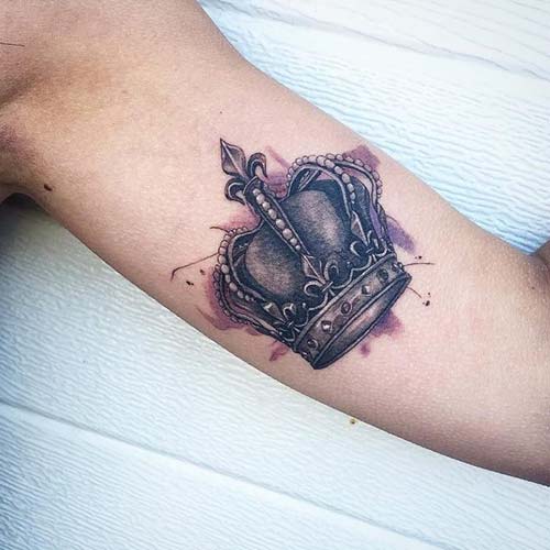 man biceps crown tattoo erkek pazu taç dövmesi man biceps crown tattoo erkek pazu taç dövmesi