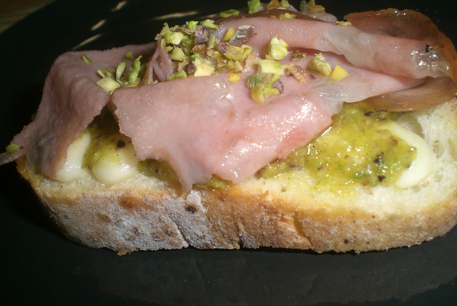 Pistacchio e mortadella per una bruschetta Fuori Binario. Curry