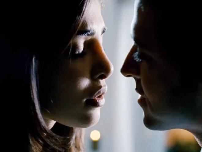 Hot Wallpapers World Hrithik Roshan And Priyanka Chopra Hot Kissing Scene In Movie Krrish 3