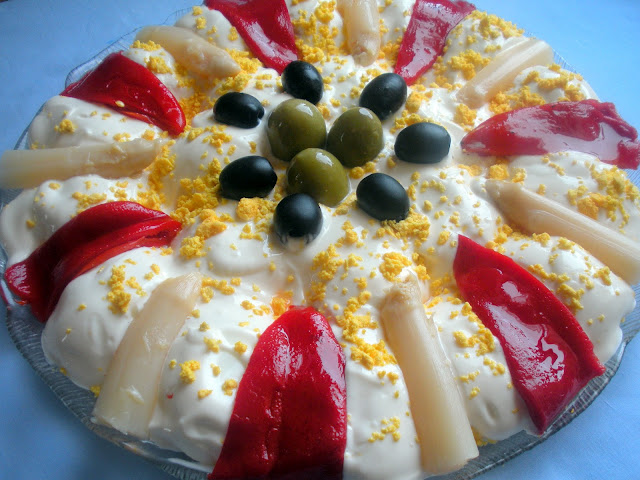 Huevos+rellenos+de+bonito+con+esp%C3%A1rragos+y+pimientos+del+piquillo.jpg