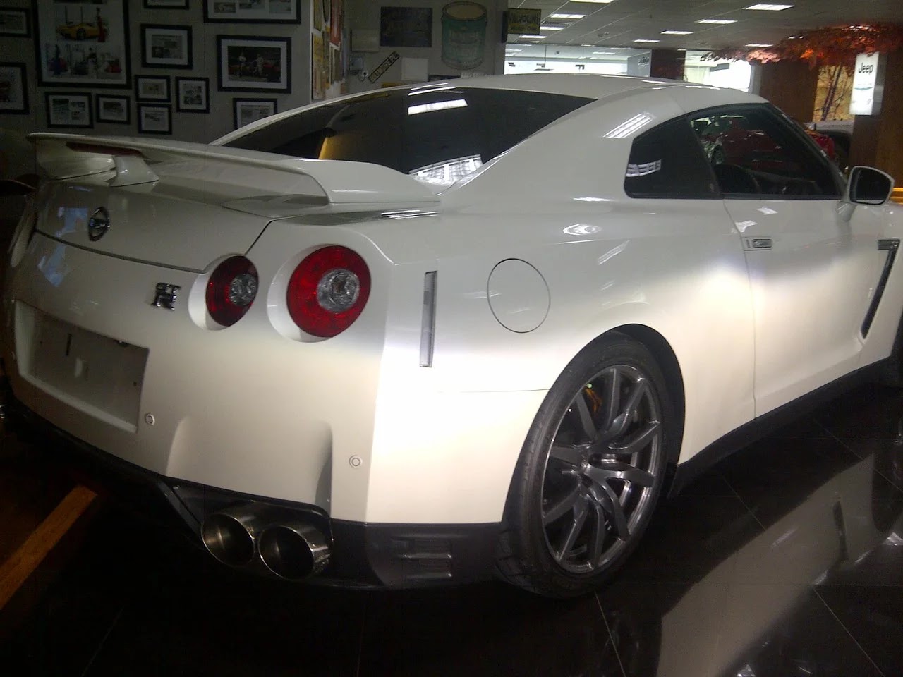 Nissan GTR белая с пленкой