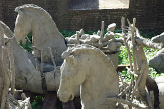 Gustavo Aceves horses migration sculpture exhibition Lapidarium Passo Sospeso Lucca Italy public art Gustavo Aceves horses migration sculpture exhibition Lapidarium Passo Sospeso Lucca Italy public art