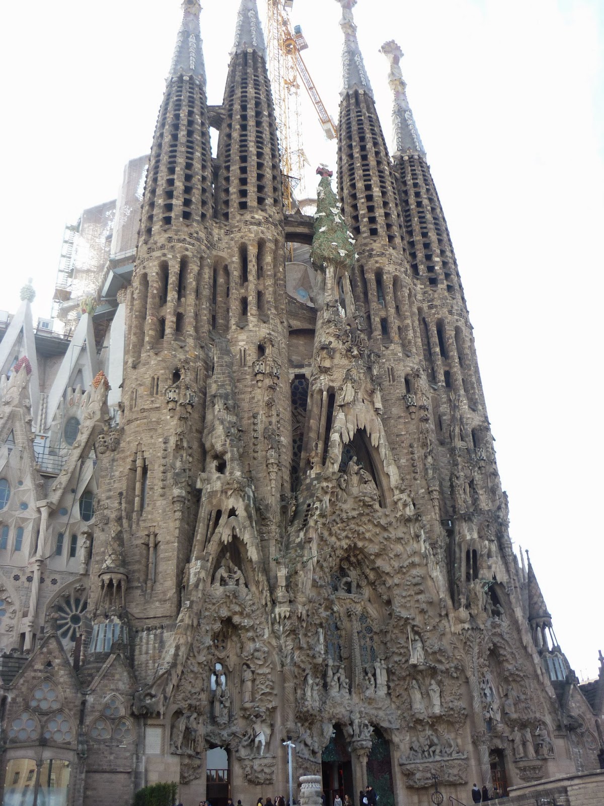 Pourquoi La Sagrada Familia Est Toujours En Construction truck on the road: Barcelone - ESPAGNE (05/02/2015)