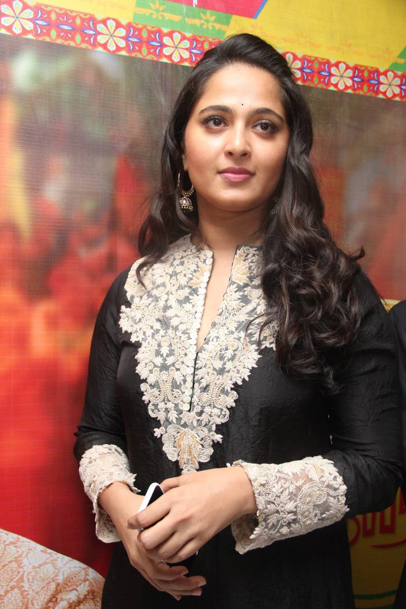 Actress Anushka Shetty At Inji Idupazhagi Movie Audio Launch Stills Latest Indian Hollywood Movies Updates Branding Online And Actress Gallery In it, anushka will be seen sporting heavy armor and pulling of some mesmerizing fight scenes. actress anushka shetty at inji