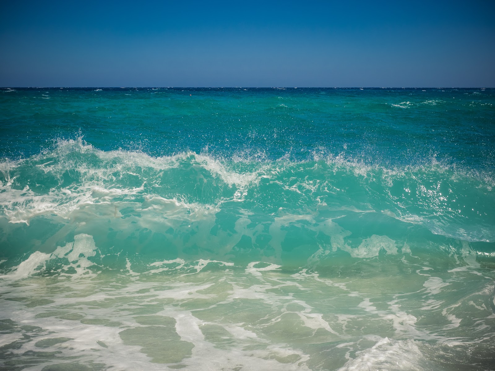 カーラ・ゴノネの海の爽やかな波打ち際