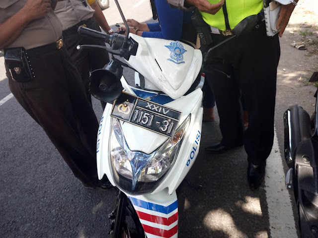 Cewek ini Kabur dari Razia Lalin, Lalu Tabrak Polisi. Waduh Mbak.... Cewek ini Kabur dari Razia Lalin, Lalu Tabrak Polisi. Waduh Mbak....