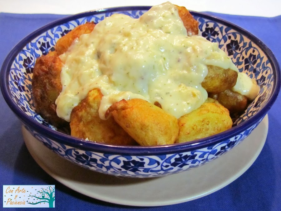 Patatas rebozadas con salsa de ajo