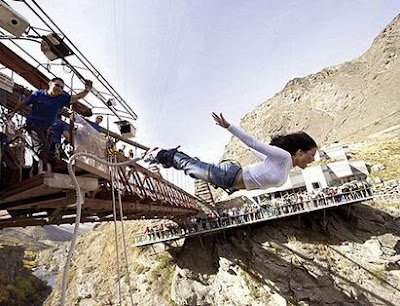 Puenting Foto de una joven realizando un puenting