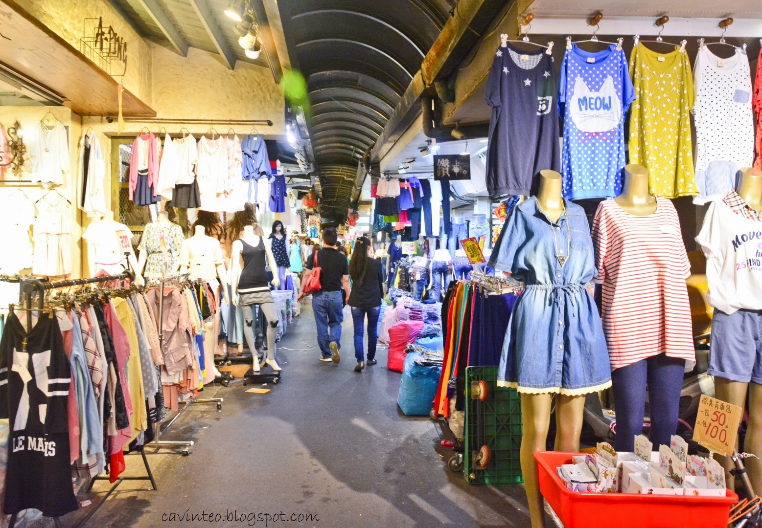 Market вещи. Рынок одежды. Вещи с рынка. Базар одежда. Рынок одежды в Китае.