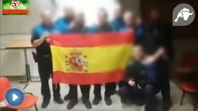 Expedientan a unos policías locales por posar con la bandera de España Bandera, España, sabadell, cataluña, independencia, policia local