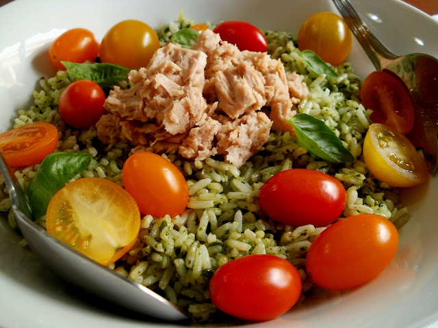 Ensalada de arroz con albahaca, atún y tomates cherry