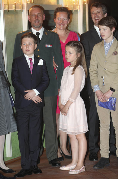 Le-prince-Frederik-de-Danemark-avec-la-princesse-Isabella-et-les-prince-Felix-et-Christian-a-Copenhague-le-20-mai-2016.jpg
