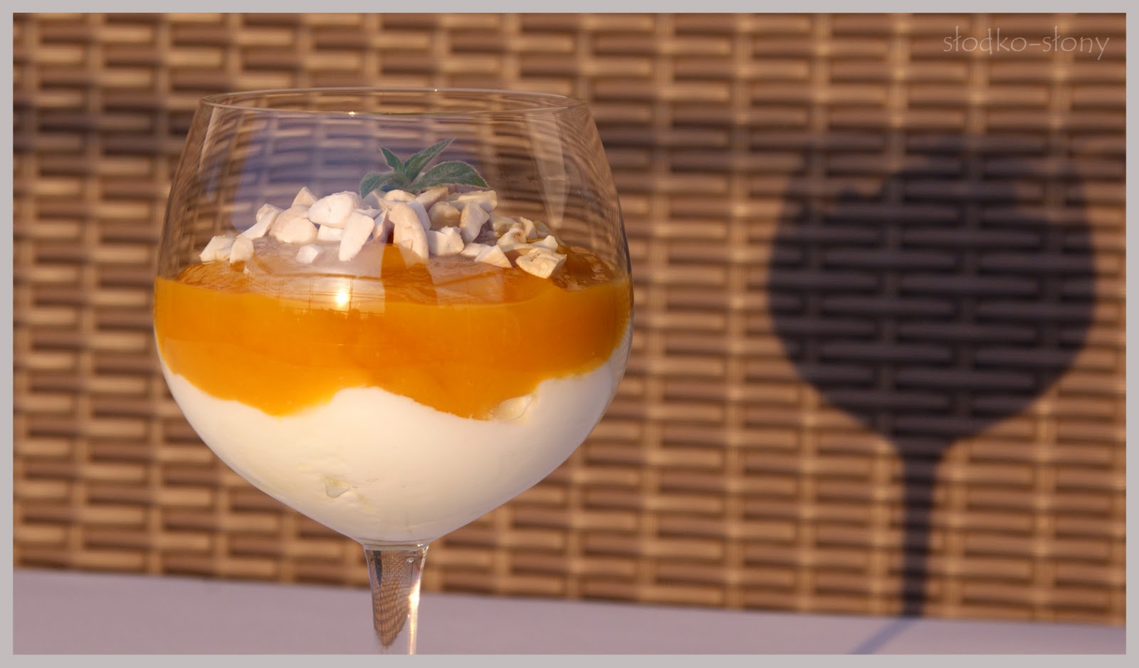 słodko-słony: Jogurt z musem z mango / Yogurt with mango mousse