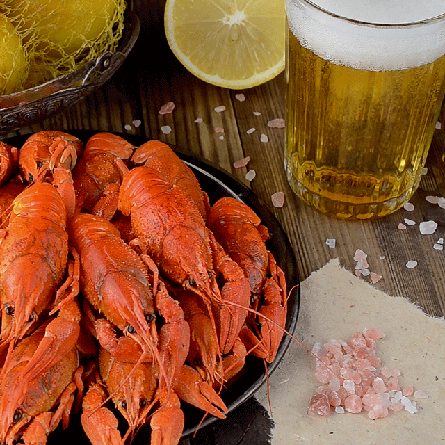 раки с пивом. пивной стол с рыбкой. раки с пивом. раки с пивом. краб с пивом.