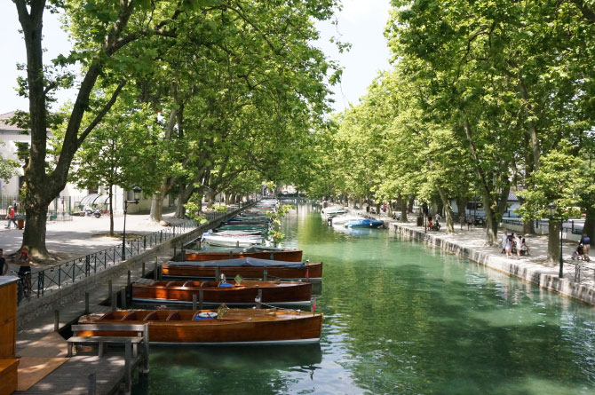 Bateaux sur le canal d'Annecy
