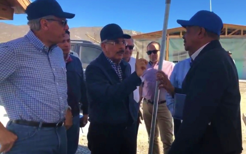 Video: Danilo Medina se riega con Olgo Fernández por de la Presa de Monte Grande Video: Danilo Medina se riega con Olgo Fernández por de la Presa de Monte Grande
