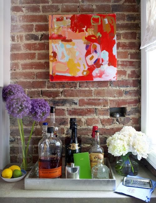 MINIBAR Y CUADRO EN TONOS ROJOS