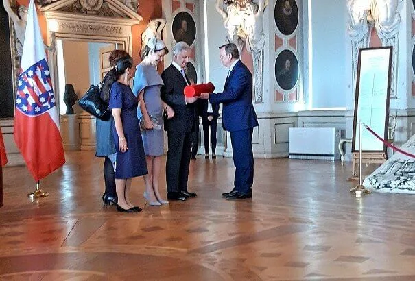 Queen Mathilde wore Natan grey cape dress. Thuringia and Saxony-Anhalt states of Germany. Erfurt-Weimar airport