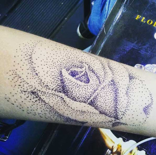 Esta sutil dotwork design