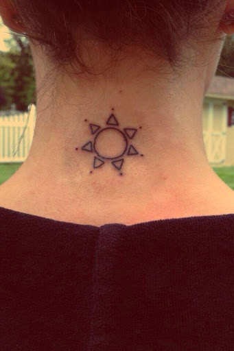 Tatuagem de sol no pescoço para mulheres