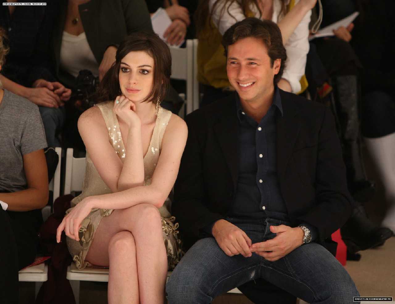 Wallpaper Nices: Anne Hathaway s Upskirt Moment in Mercedes Benz