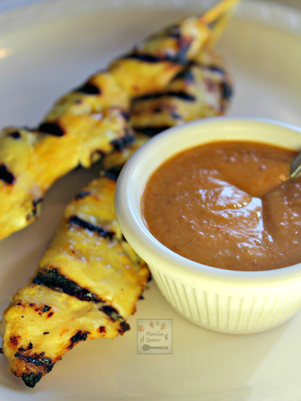 Use smooth or crunchy peanut butter to make this easy and tasty Peanut (Satay) Sauce. Serve this as sauce or dip for grilled meat or toss with some noodles for an Asian-inspired dish. | manilaspoon.com