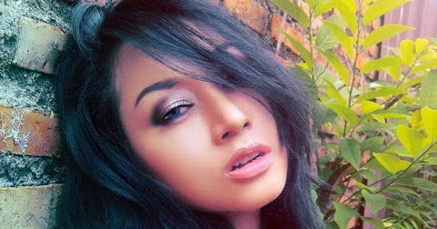 DUNIA PANAS: MODEL BUGIL SARAH ARDHELIA