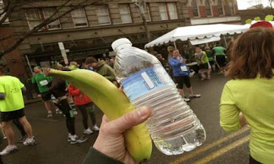 Garm paani ke saath subah kela kha kar wazan kam karne ka tarika. Garm paani ke saath subah kela kha kar wazan kam karne ka tarika.