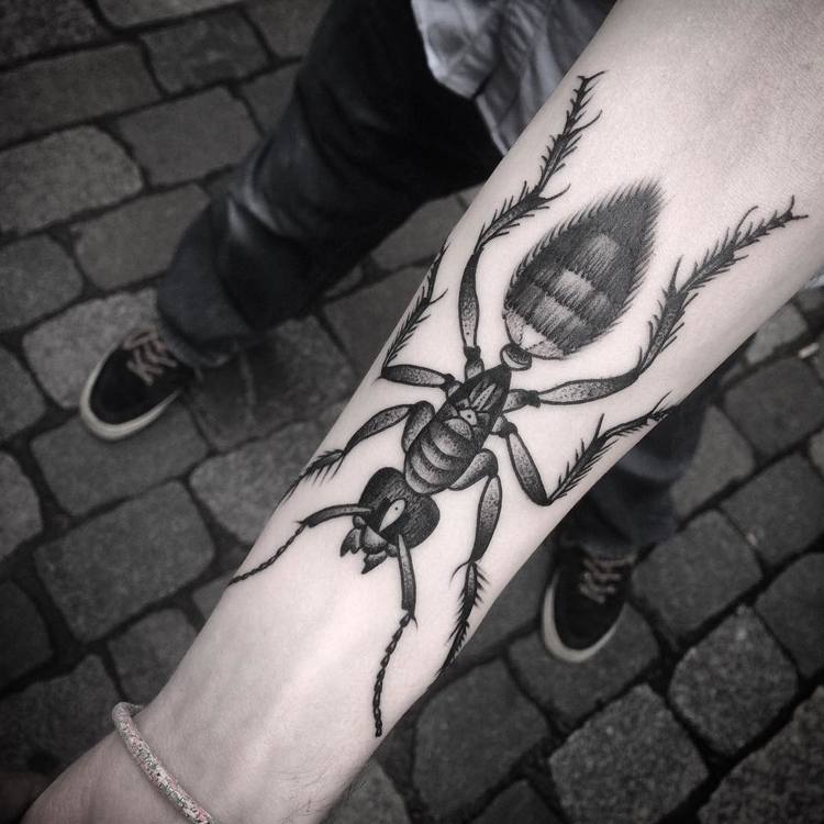 Tatuaje de hormigas por noksitattoo