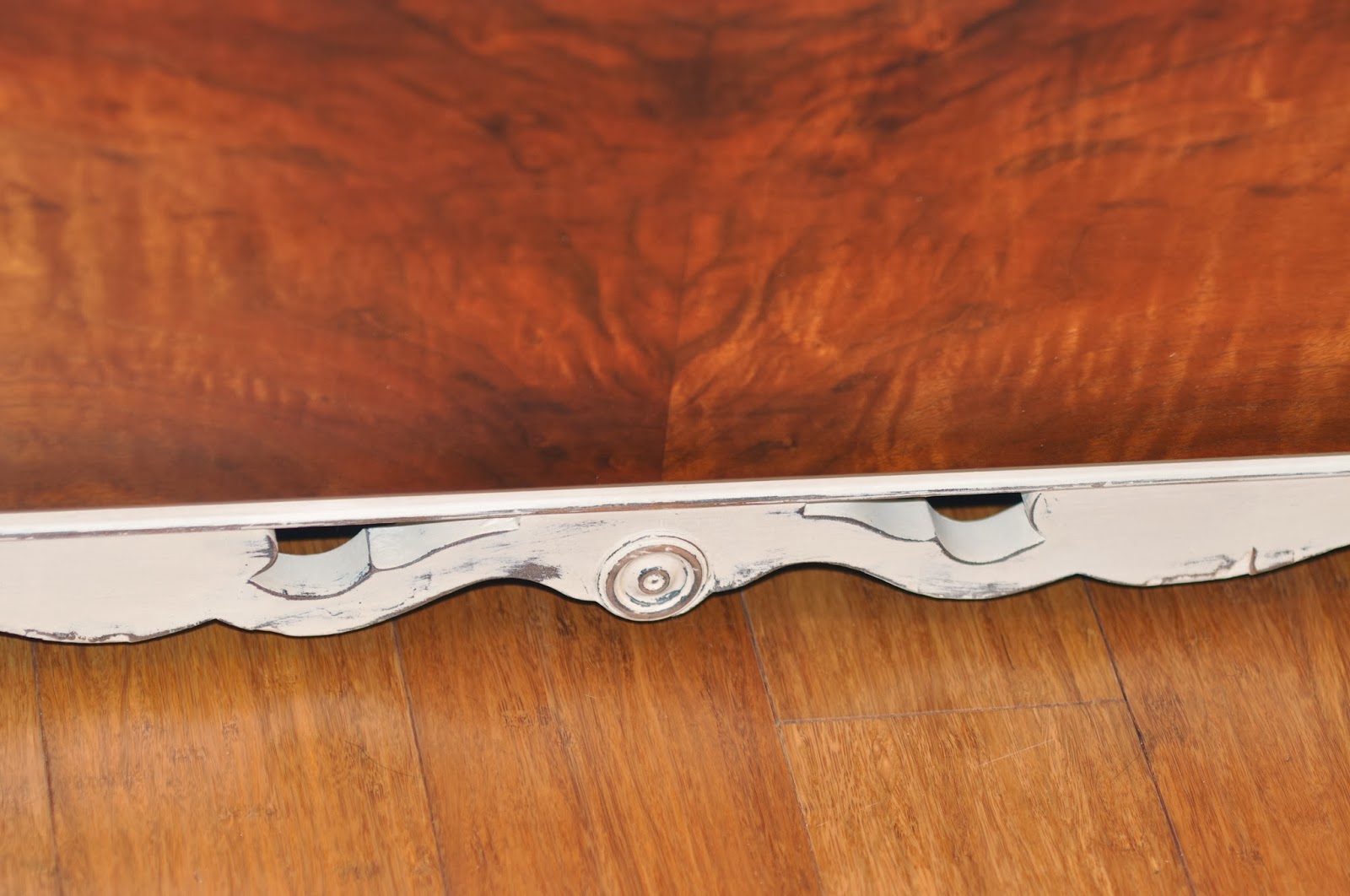 Sweetly Chic: Classy Little Dresser.