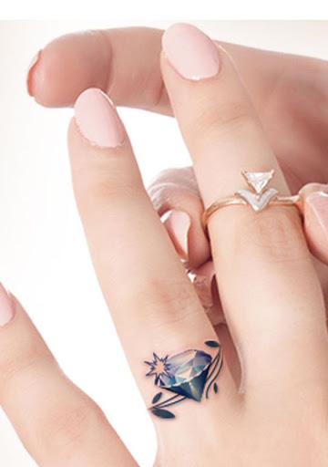 Este lindo anel de diamante de tatuagem