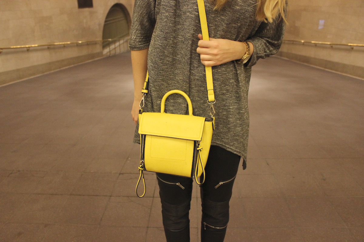 Outfit New York Grand Central Hut Turtleneck Shirt Leather Pants Outfit New York Grand Central Hut Turtleneck Shirt Leather Pants