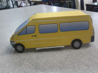 maqueta de un pequeño pequeño vehiculo realizado en base a un molde de papel