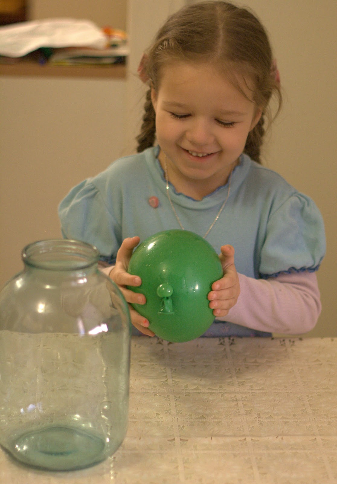 Эксперимент с шарами. Опыт с шариком. Шарик в банке опыт. Опыт с воздушным шариком. Опыт с шариком и водой.