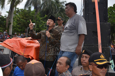 Plt. Bupati Trenggalek Temui Peserta Aksi Unjuk Rasa Penolakan Pelabuhan Niaga Prigi