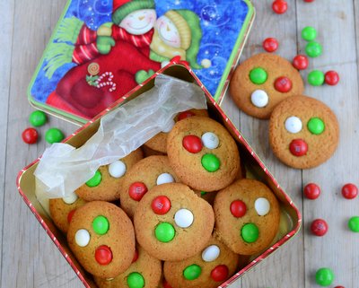 Perfect M&M Cookies ♥ KitchenParade.com, the classic Tollhouse cookie recipe with holiday M&Ms, crispy or chewy.