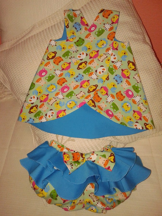 http://patronycostura.blogspot.com.es/2014/03/tema-37-vestido-pinafore-con-pantalon.html