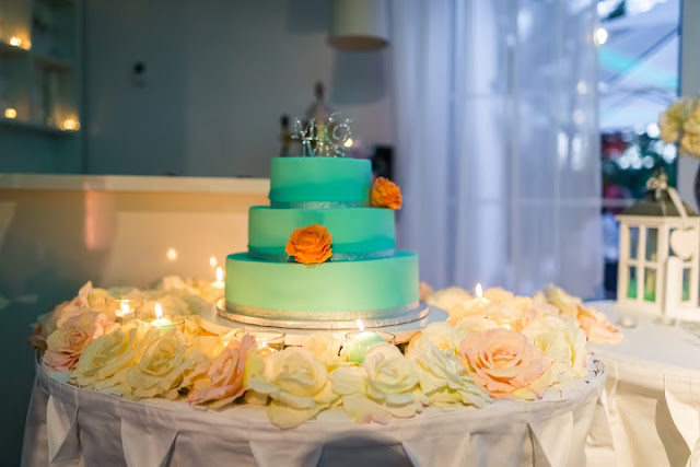 Tort weselny w kolorze miętowym.