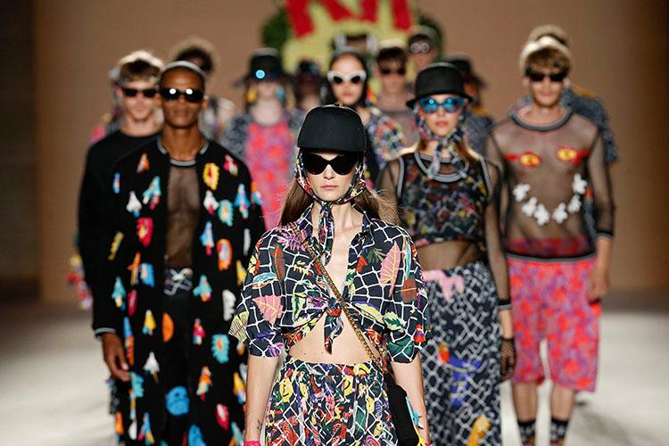 Коллекция johanna ortiz 2023. Дом моды в испании. Музей баленсиага в испании. Кристобаль баленсиага музей. Дольче габбана 1974 первая коллекция.