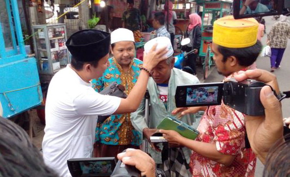 Baca Al-Quran Di Tempat Ini, Langsung Dapat Sarung dan Kopiah, Mau?