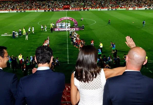 Queen Letizia presented the cup to Real Sociedad players. Queen Letizia wore Felipe Varela Army vest jacket