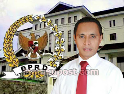 Ambon, Malukupost.com - Ketua Fraksi Gerindra DPRD Maluku, Melki Sairdekut mengatakan DPRD dan Pemerintah Provinsi Maluku berupaya meningkatkan gaji guru kontrak pada tahun 2018 agar bisa disesuaikan dengan standar upah minimum provinsi (UMP).  "Meski APBD terbatas, kami berusaha membiayai guru kontrak secara berjenjang dari tingkat PAUD sampai SMA dan ini sudah berlaku sekitar empat tahun terakhir," kata Sairdekut dalam rapat kerja dengan pimpinan dan anggota Komisi D DPRD Provinsi Riau di Ambon, Selasa (15/8).
