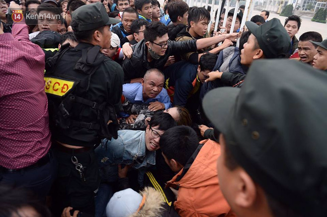 Fan ngất xỉu, kiệt sức vì chen nhau mua vé xem đội tuyển Việt Nam
