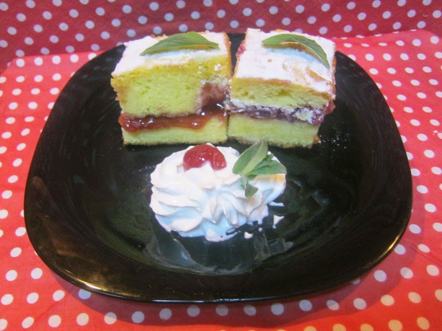 Victoria sponge cu gem de rubarba