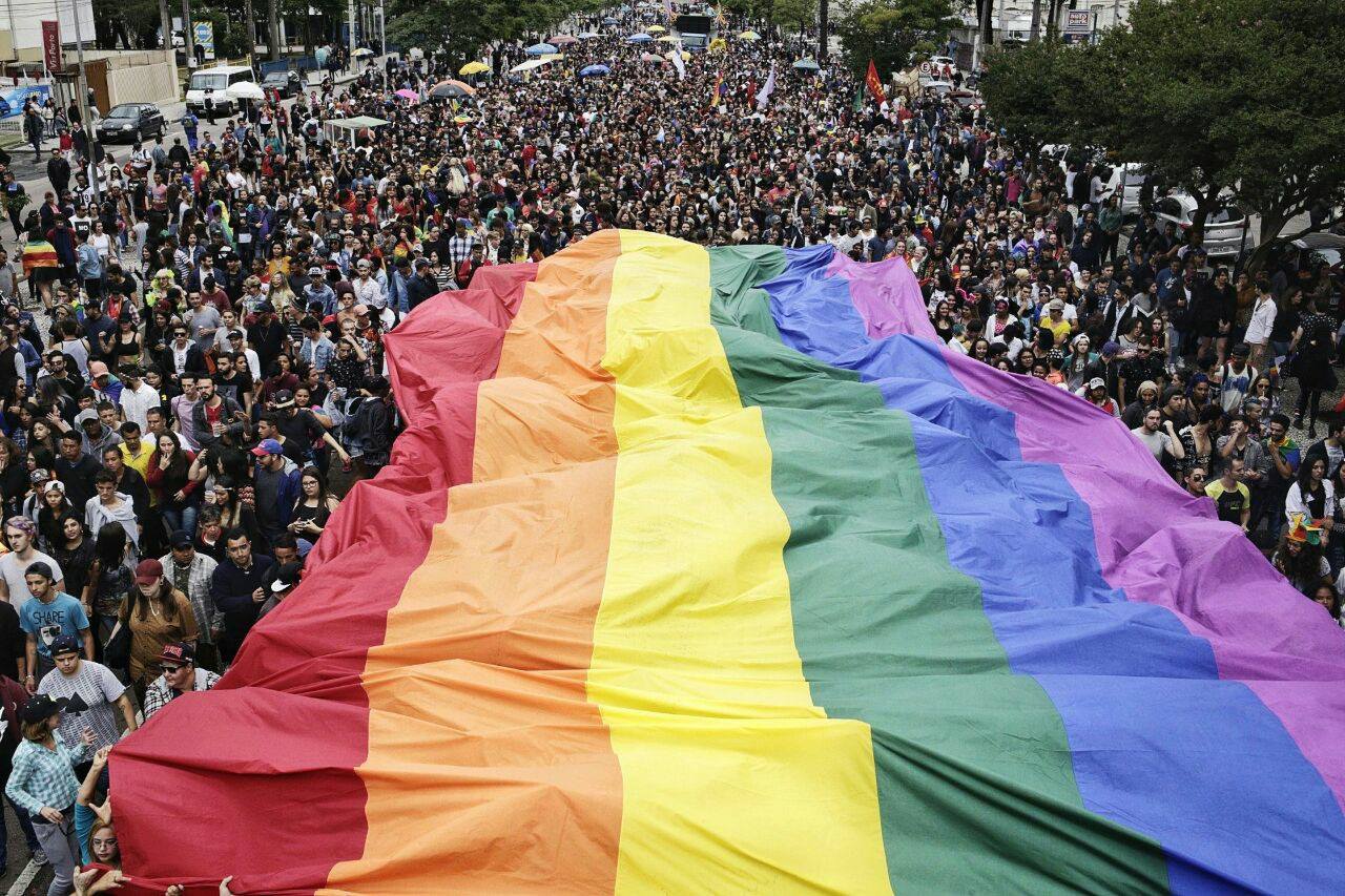 Parada da Diversidade LGBTI reúne milhares de pessoas em Curitiba