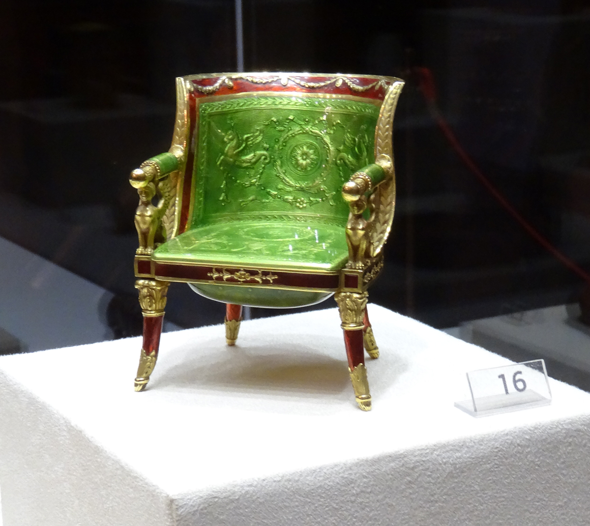 фаберже. музей фаберже в санкт-петербурге. портшез фаберже. мини мебель "фаберже". яйца фаберже в музее фаберже в санкт-петербурге.