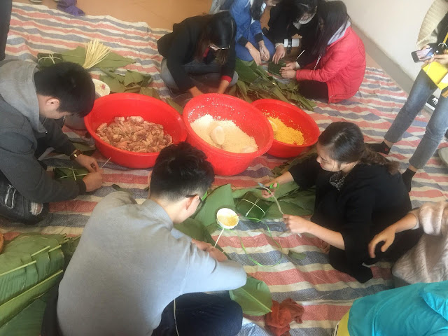 Sinh viên Đông Đô gói bánh chứng  đón Tết 2018