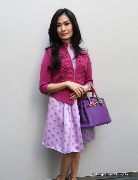 Iis Dahli Cantik Iis Dahli Cantik modis pakaian tas