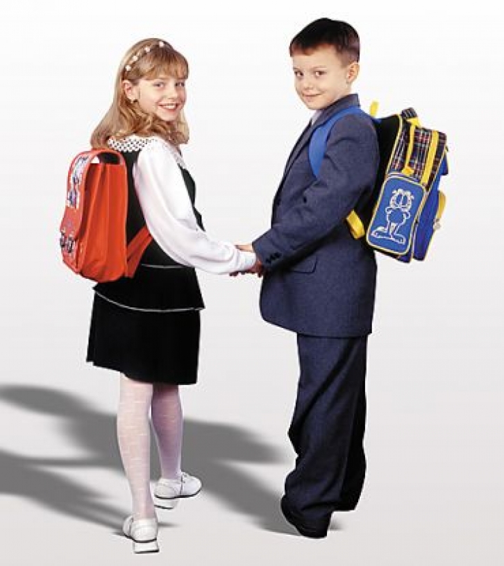 школьная форма в школе. синяя форма для школы. школьники в школе. школьники в школе. мальчик и девочка ученики средней.